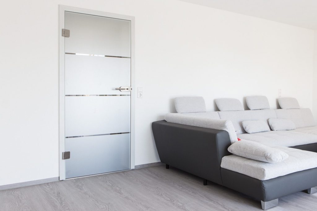 Wohnzimmer Türen eingebaut und Designboden eiche grau verlegt