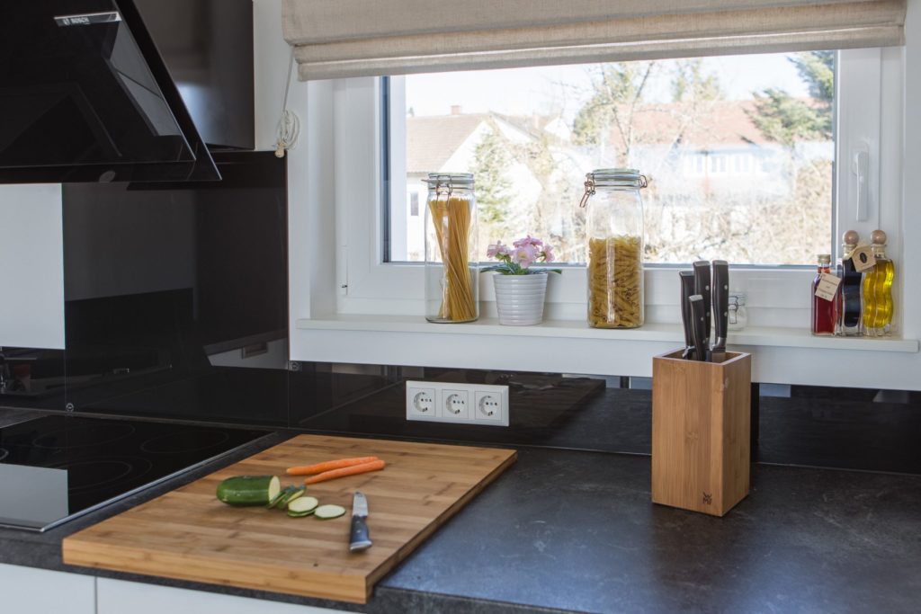 Bild Referenz Küche in schwarz-weiss mit Designbelag Landhausdielen