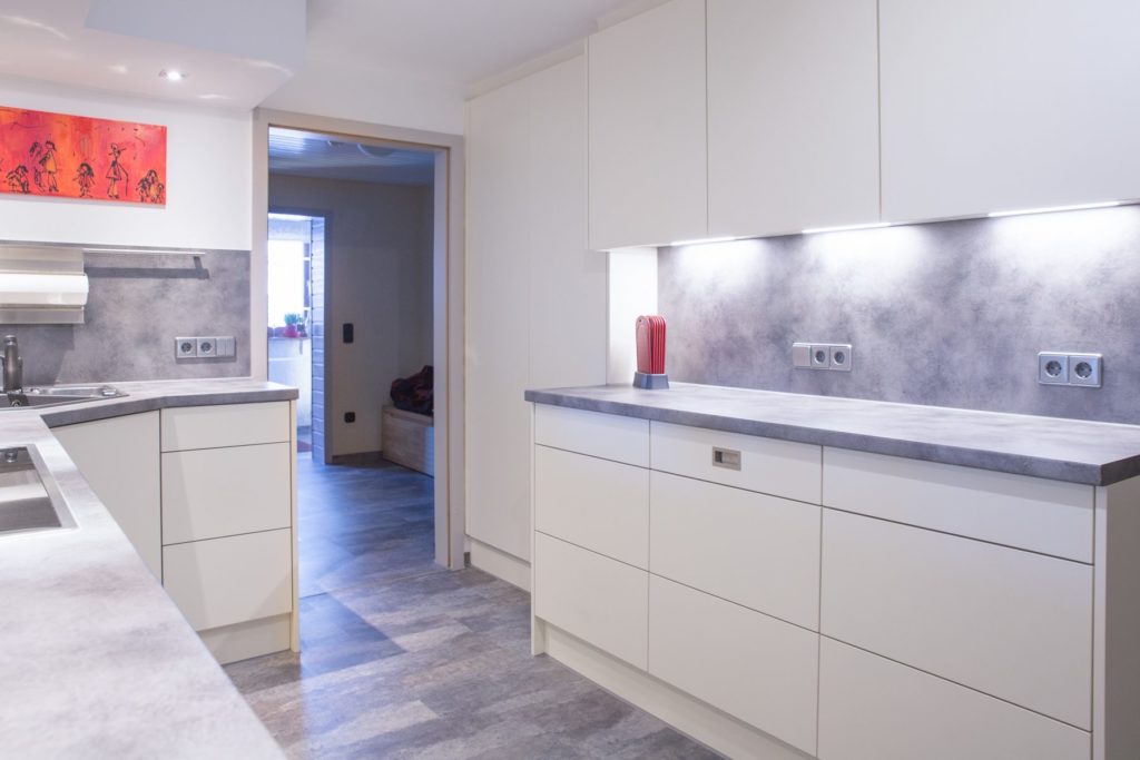 Bild Referenz Küche in grau-weiss mit Designbelag rustikal