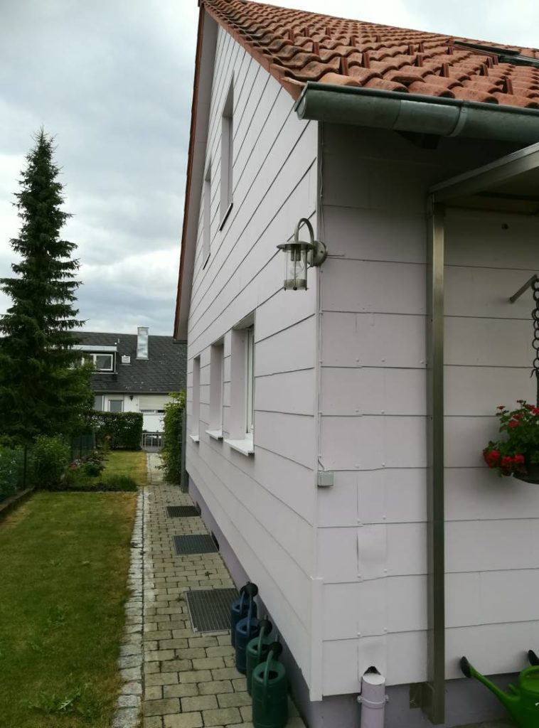 Referenz Hausfassade gestrichen in Flieder Wohndecor Straub
